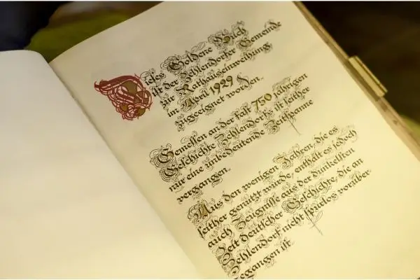 imagem de um livro antigo aberto